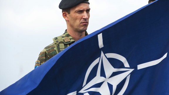 L'OTAN déploie ses troupes au Kosovo : un pas de plus vers la guerre ? image
