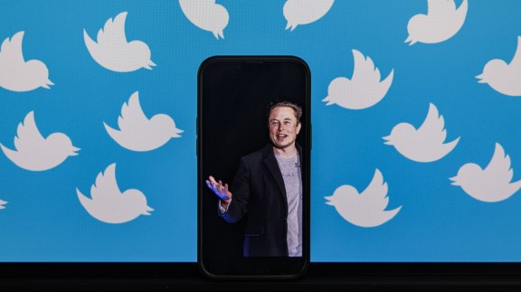 Pourquoi Elon Musk s'offre Twitter : le roi (de l'esbroufe) et l'oiseau image
