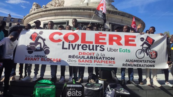 La colère des livreurs UberEats sans-papiers contre le capitalisme de plateforme image