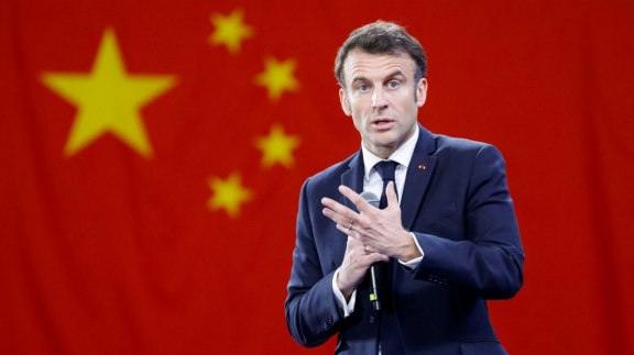 Macron à Pékin : quand la diplomatie française prend l'eau image
