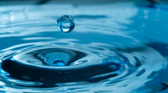 Gestion privée de l'eau : un bien commun vital soumis à la loi du marché image