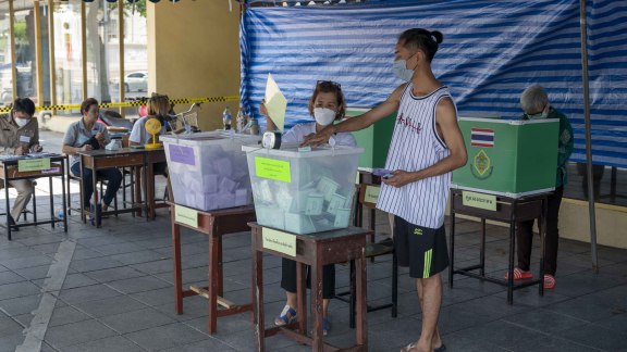 Élections en Thaïlande : la « tyrannie de la majorité » à l’épreuve des urnes image