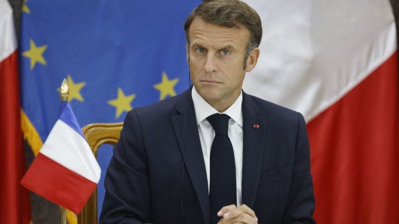 Suppression du corps diplomatique : Macron invente la diplomatie d’intérimaires image