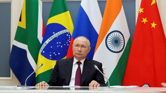 La « Banque des BRICS » écarte le dollar de ses prochains financements image