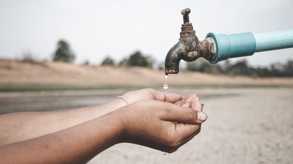 L’eau devient une ressource rare, et l’industrie en profite et privatise l’accès image