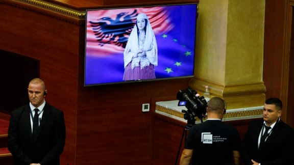 Une IA nommée ministre : un nouveau pas vers l’absurde technopolitique en Albanie image