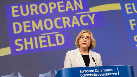 Bouclier européen de la démocratie : le plan de Bruxelles pour « éduquer » les électeurs image