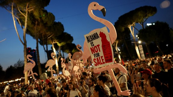 Albanie : la « Révolution des flamants roses » contre une oligarchie que l'UE cautionne image